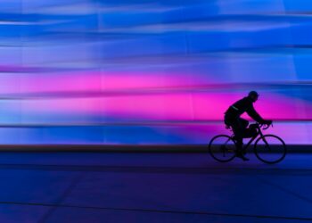 Een humoristische duik in de Spinningles: Mijn Eerste Ontmoeting met Twee Wielen, 45 Minuten en de Klanken van 50 Cent