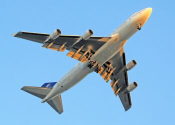 United Airlines Holdings Inc. heeft in de loop van een week drie incidenten meegemaakt met zijn Boeing-vliegtuigen, waarbij het laatste incident plaatsvond toen een vliegtuig kort na de landing van de taxibaan raakte.