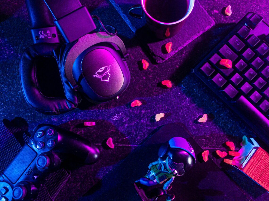 De voor- en nadelen van online gamen met vrienden versus solo spelen.