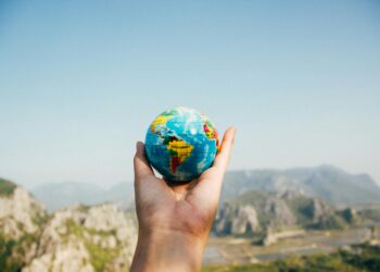 De Voor- en Nadelen van Reizen met Gezelschap vs. Alleen Reizen