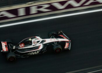 Verstappen domineert Japanse Grand Prix met foutloze overwinning.